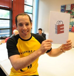 Un cubano, estudiante y diseñador gráfico gana el concurso del logotipo para vender en Euskera, España